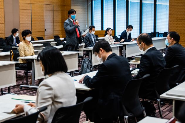 5月14日に開かれた「LGBTに関する課題を考える議員連盟」総会。馳浩会長は、法案の目的に「性的指向および性自認を理由とする差別は許されないものであるとの認識の下」という文言が加えられたことを高く評価すると語った