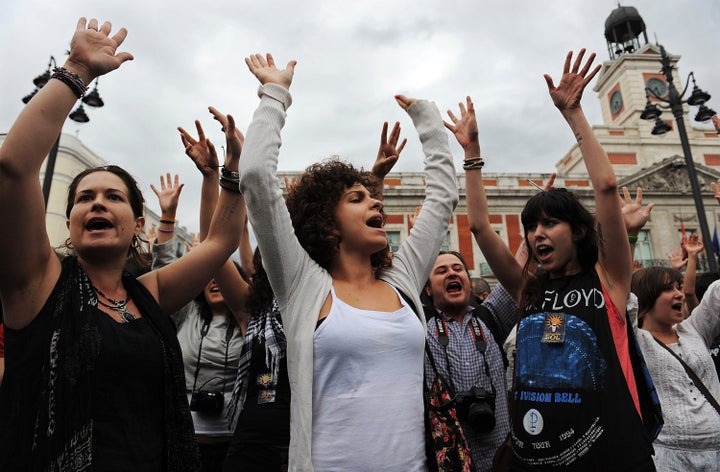 Un grupo de personas se manifiestan en la Puerta del Sol el 18 de mayo de 2011.