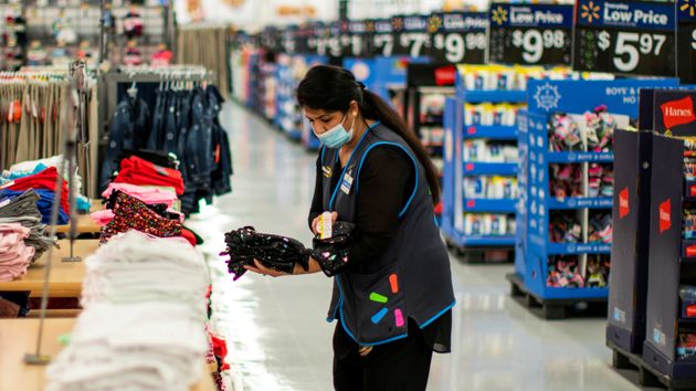 Une employée dans un magasin Walmart dans le New Jersey aux États-Unis, en juillet 2020.