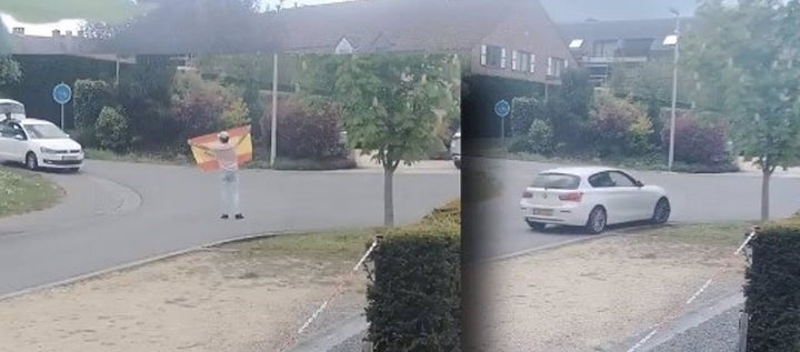 Varias personas arrancan una placa de la casa de Puigdemont en Waterloo.