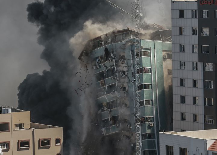 15 Μαϊου 2021. Ο Πύργος Αλ Τζαζίρα - Ασοσιέιτεντ Πρες καταρρέει έπειτα από ισραηλινό αεροπορικό χτύπημα στη Λωρίδα της Γάζας. Photo: Mohammed Talatene/dpa (Photo by Mohammed Talatene/picture alliance via Getty Images)