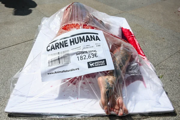 En Madrid: Activistas desnudos "se envasan" para protestar contra el consumo masivo de carne NOTIGUARO Un grupo de activistas se desnudan y se 'envasan' contra el consumo masivo de carne | El HuffPost
