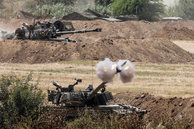 L'armée israélienne fait feu, du côté israélien de la frontière avec Gaza, ce dimanche 16 mai 2021.