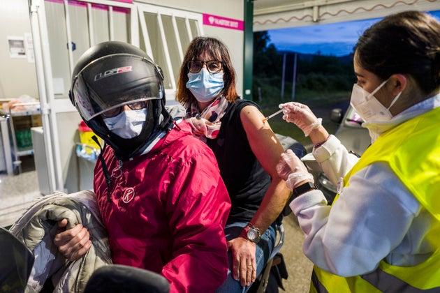 Covid, morti e contagi in calo. 93 vittime, dato più basso da 7 mesi Covid, morti e contagi in calo. 93 vittime, dato più basso da 7 mesi