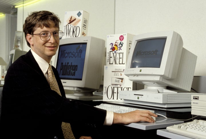 Bill Gates delante de un ordenador en el año 2000.