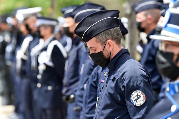 Des policiers photographiés lors de l'hommage rendu à Éric Masson à Avignon le 11 mai (illustration)