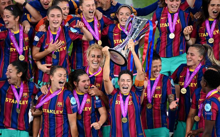 El equipo femenino de fútbol del FC Barcelona celebra su título de Champions. 