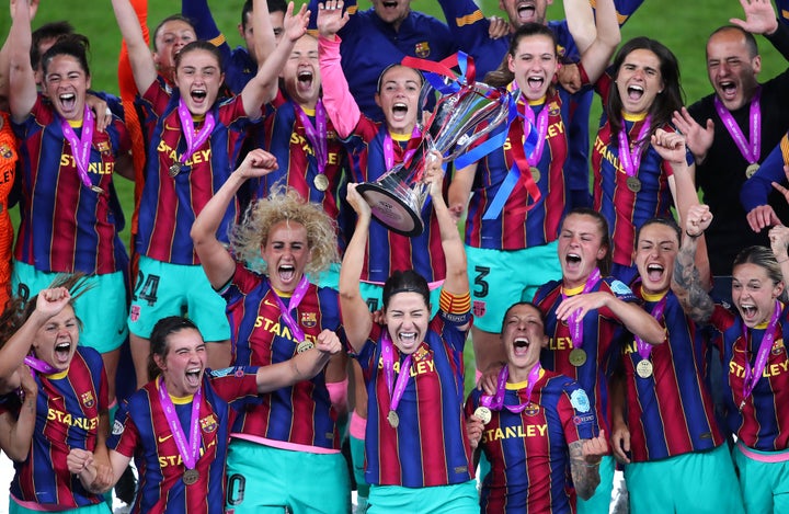 Vicky Losada, capitana del FC Barcelona, levanta la copa de la Champions League femenina 2021 junto al resto del equipo.