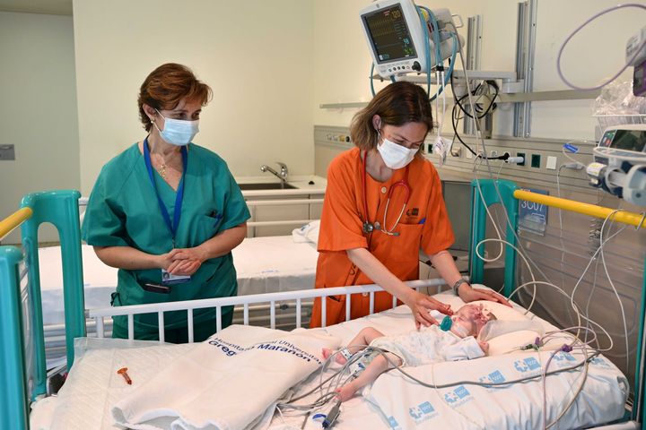 Ενα κοριτσάκι δύο μηνών από την Ισπανία, η Ναϊάρα, που έλαβε ως μόσχευμα μία καρδιά, σε ένα πρωτοποριακό χειρουργικό επίτευγμα. Η καρδιά είχε σταματήσει να χτυπά και προερχόταν από δότη με διαφορετική ομάδα αίματος. Gregorio Maranon Hospital in Madrid, Spain. Gregorio Maranon Hospital/HandoutÂ via REUTERS