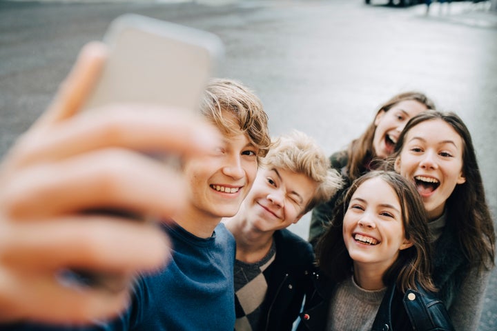 Adolescentes haciéndose un selfie.