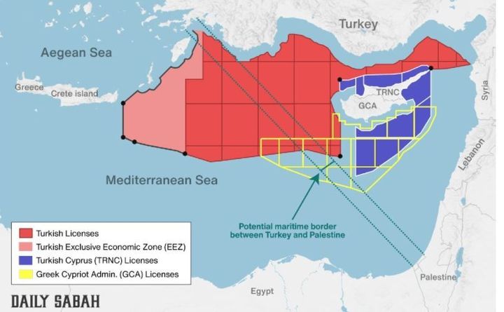 Στον χάρτη που δημοσιεύει η Σαμπάχ, τα πάντα είναι τουρκικά... Η μισή Ανατολική Μεσόγειος βαμμένη σε κόκκινο και μπλε χρώμα που αντιστοιχούν σε ΑΟΖ της Τουρκίας και του ψευδοκράτους. Η λεπτή «φέτα» σε πράσινο χρώμα προσδιορίζει αυτό που ο Γιατσί φαντασιώνεται ότι θα ήταν το σημείο συνάντησης της τουρκικής με την παλαιστινιακή ΑΟΖ.