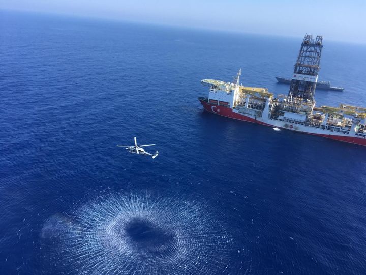 Το πλωτό γεωτρύπανο Φατίχ συνοδευόμενο από τουρκικά πολεμικά πλοία κάπου στην Ανατολική Μεσόγειο. (Photo by Turkish National Defence Ministry / Handout/Anadolu Agency/Getty Images)