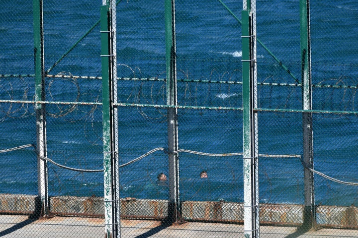 Dos jóvenes migrantes nadan hasta Ceuta.