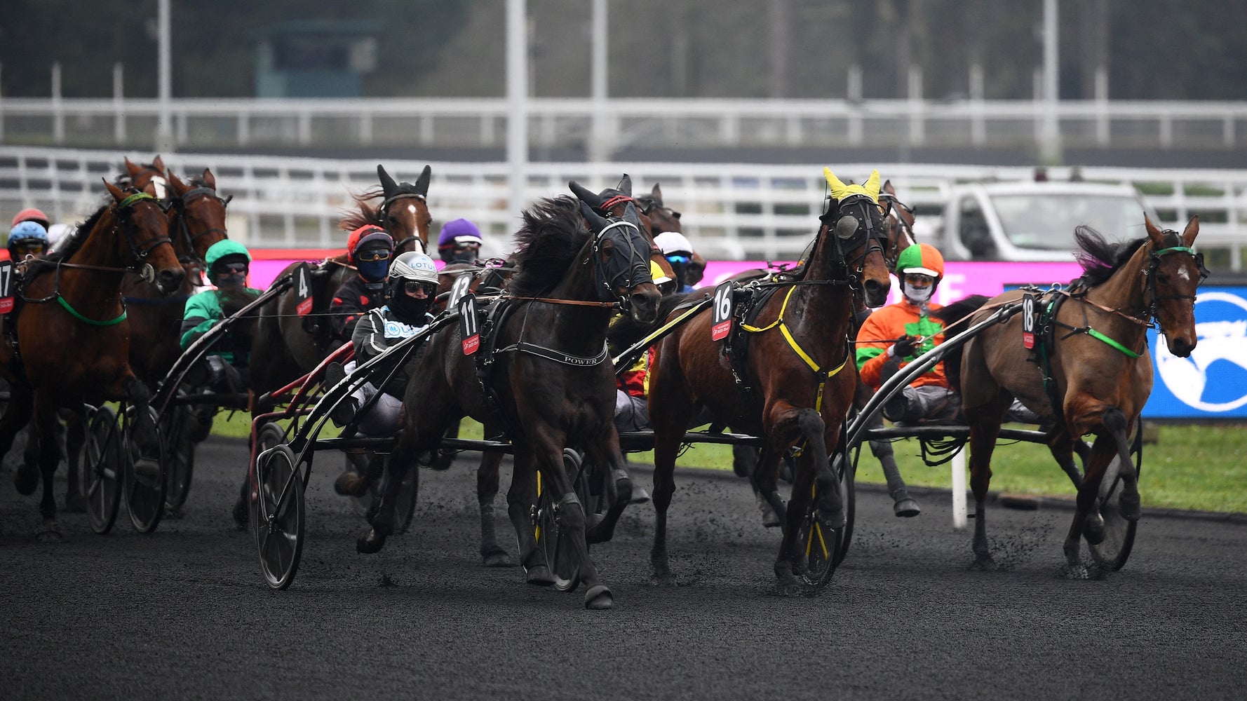 Les Hippodromes Pourront Reaccueillir 1000 Personnes A Partir Du 19 Mai Le Huffpost Calendrier 2022 Hippodrome