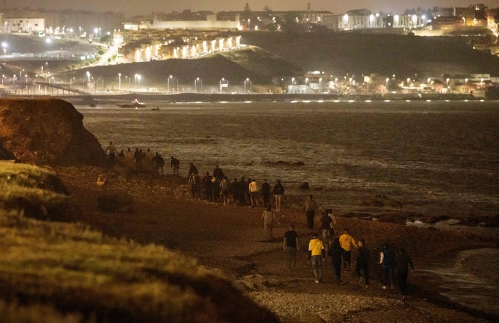 Migrantes cruzando la frontera a España durante la madrugada de este martes.