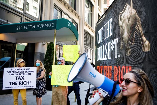 ΗΠΑ: Εκατομμυριούχοι διαδηλώνουν έξω από σπίτια του Τζεφ Μπέζος και να πληρώσουν πιο πολλούς