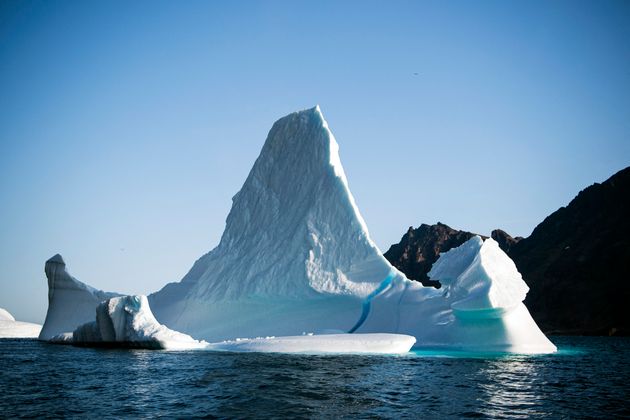 En fondant, la neige laisse de gigantesques plaies de terre et de roche, plus sombres. Ainsi à nu, le sol absorbe plus de chaleur, ce qui accentue le réchauffement du Groenland.