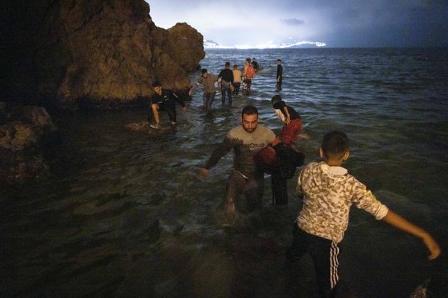 Des migrants marocains rejoignant par la mer l'enclave espagnole de Ceuta le 18 mai 2021.