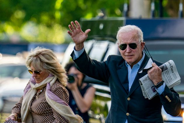 Biden dévoile ses revenus et impôts, une tradition interrompue par Trump (photo d'illustration de Joe et Jill Biden, le 15 mai à Washington)