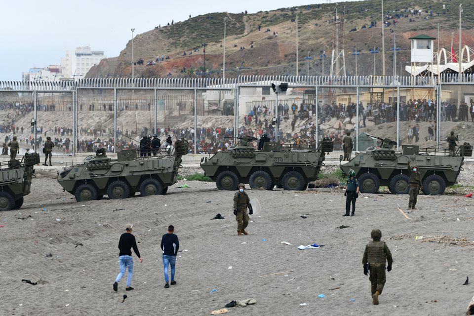 Η Ισπανία έστειλε στρατό στα σύνορα με το Μαρόκο για να σταματήσει τους