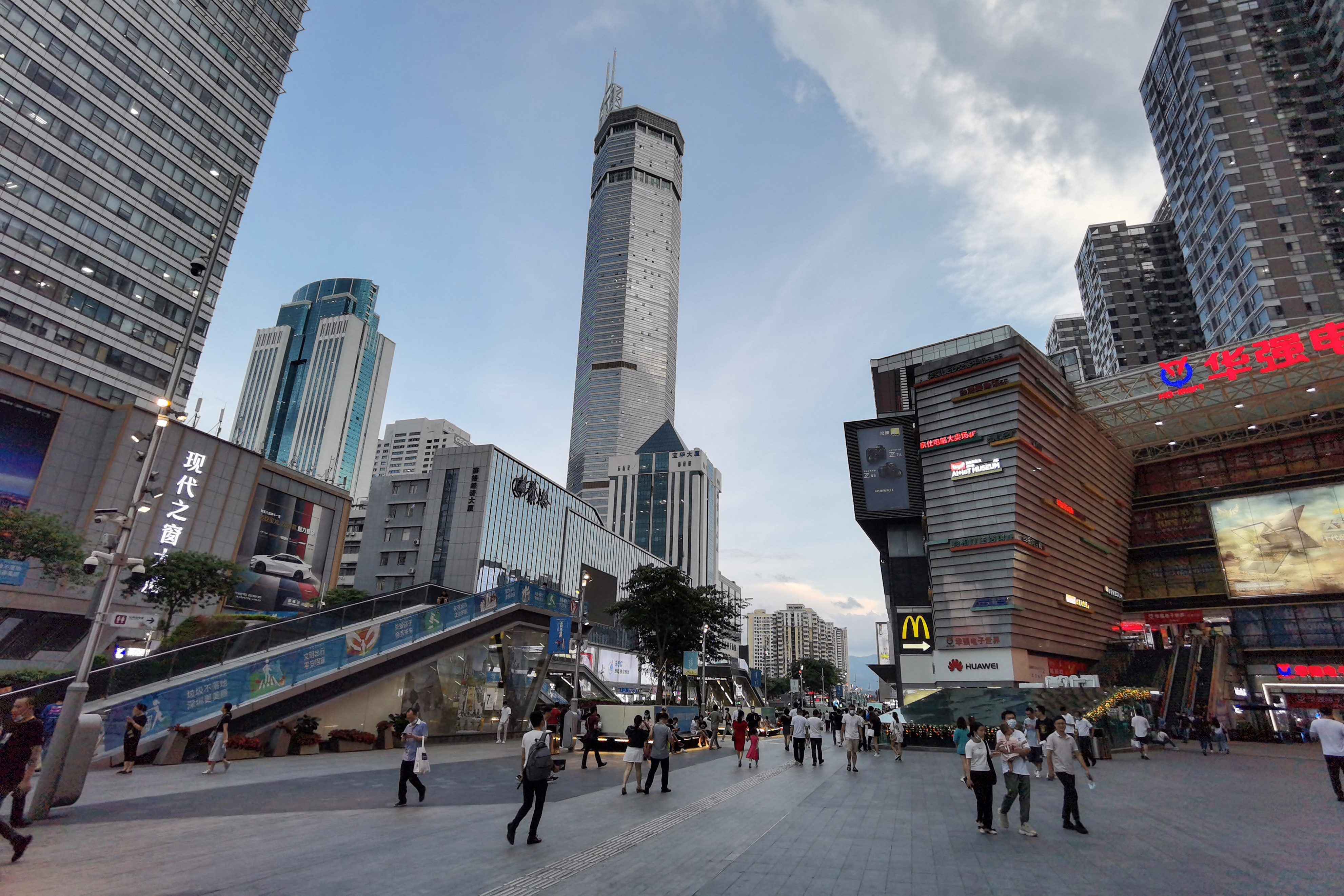 Chine: un gratte-ciel tremble et crée la panique à Shenzhen