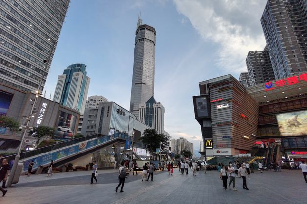 L'immeuble SEG Plaza, haut de 300 mètres, a tremblé pour une raison encore inconnue ce mardi 18 mai, provoquant des scènes de panique dans les rues de Shenzhen, en Chine.