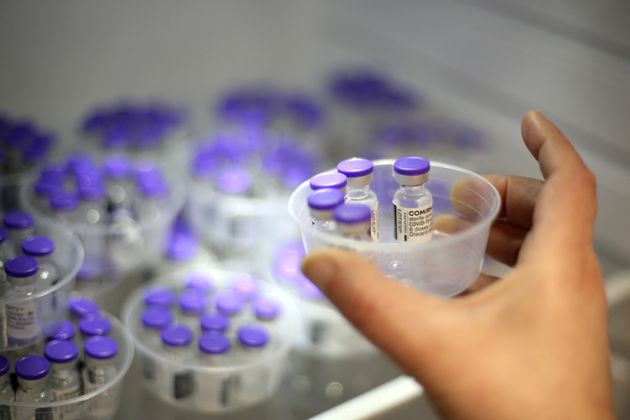 Même si les règles de conservations du vaccin contre le covid-19 de Pfizer-BioNTech ont été assouplies, la France ne prévoit pas de le fournir aux cabinets de médecins à court-terme (photo d'illustration prise le 13 mai en Corse).