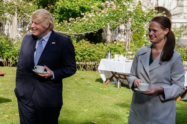 Jenny McGee, ici à droite de Boris Johnson à l'occasion d'une réception à la résidence du Premier ministre après son hospitalisation, a annoncé démissionner de son poste dans le système de santé britannique, 