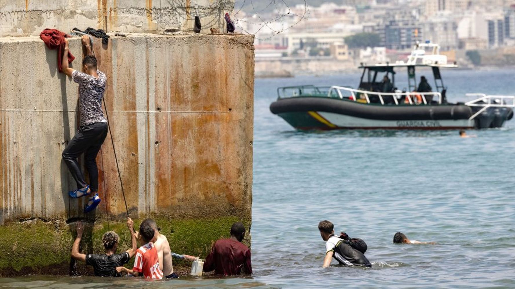 La Imagen De La Guardia Civil Que Muestra La Cara Mas Dura Del Drama Que Se Vive En Ceuta El Huffpost