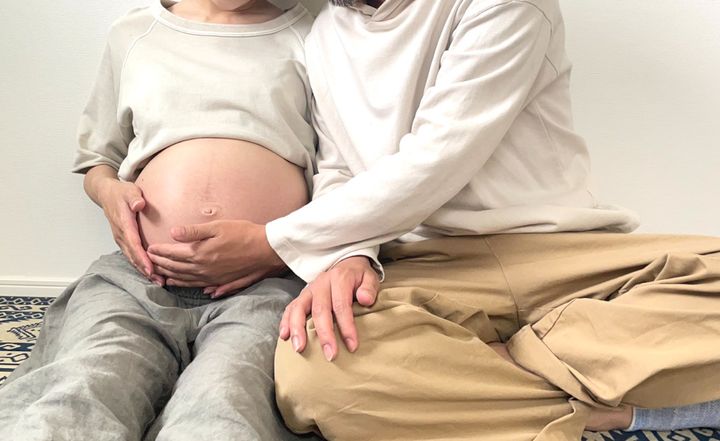海外の精子バンクを利用して妊娠した女性（左）と夫
