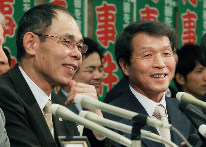 布川事件の再審公判で無罪が言い渡され、記者会見で笑顔を見せる杉山卓男さん（左）と桜井昌司さん（右）＝2011年05月24日