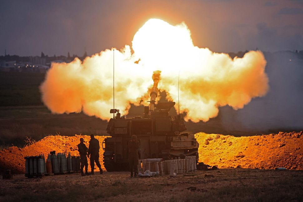 Soldati israeliani sparano un obice semovente da 155 mm verso la Striscia di Gaza dalla loro posizione...