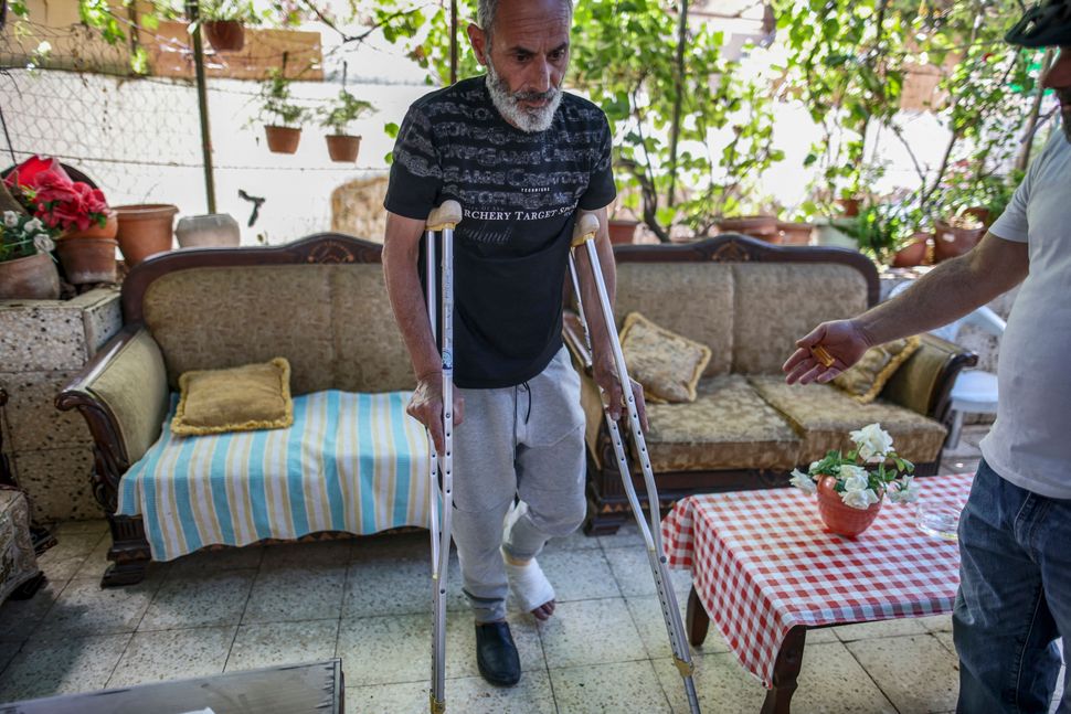 Saleh Diab, uno dei residenti palestinesi di Sheikh Jarrah attualmente sottoposto a sfratto, cammina...