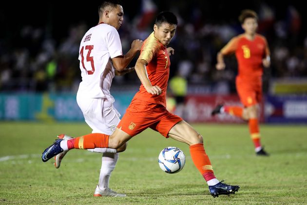 Le footballeur chinois Wu Lei lors des qualifications pour la Coupe du monde 2022 au Qatar contre les Philippines, le 15 octobre 2019 à Bacolod aux Philippines.