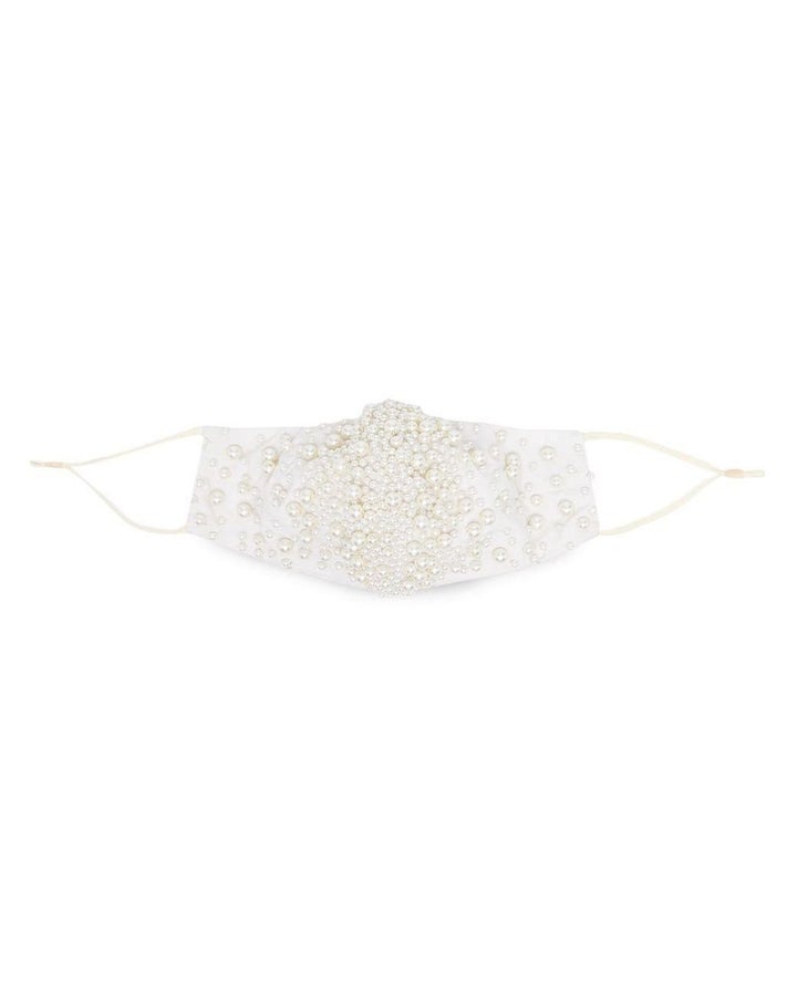 Mascarilla decorada con perlas.