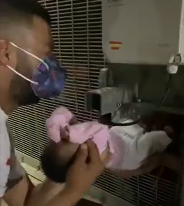 Rescatan A Un Bebe Por Un Minusculo Hueco De La Frontera En Ceuta El Huffpost Rescatan A Un Bebe Por Un Minusculo Hueco De La Frontera En Ceuta El Huffpost