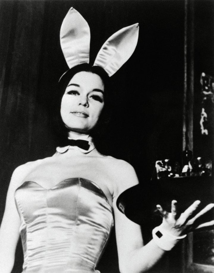 Gloria Steinem vestida de conejita Playboy.