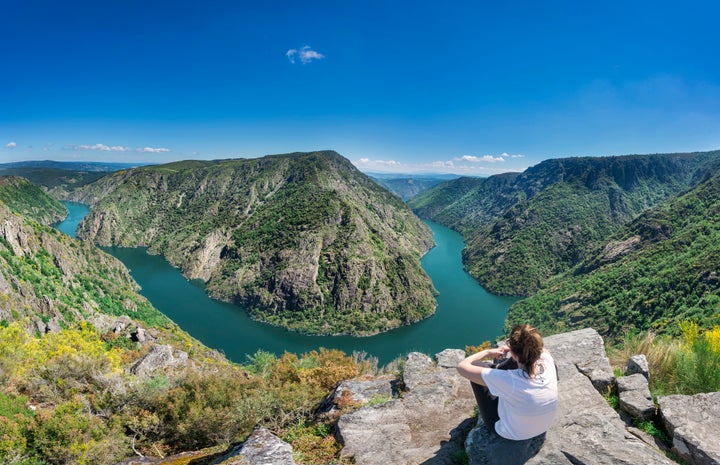 Una mujer mira los cañones del Sil en la Ribeira Sacra (Orense, Galicia).