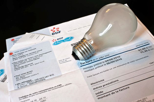 Photo d'une ampoule à incandescence et d'une facture d'Electricité de France (EDF) d'un particulier, prise le 13 Août 2010 à Dijon. Les tarifs réglementés de l'électricité augmenteront en France de 3% pour les ménages et de 4% à 5,5% pour les entreprises le 15 août, selon un arrêté paru le 13 août 2010 au Journal Officiel. AFP PHOTO / JEFF PACHOUD (Photo by JEFF PACHOUD / AFP)