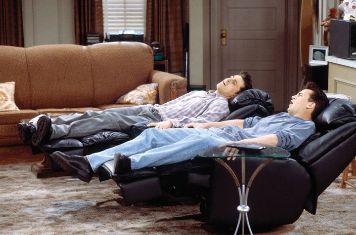 チャンドラー（手前）とジョーイ（奥）は、リクライニング式のソファーでくつろぎながらテレビを見るのが好き