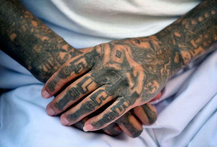 Τα τατουάζ στα χέρια πρώην μέλους της πανίσχυρης συμμορίας Mara Salvatrucha (MS-13)