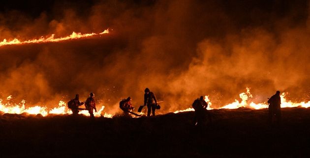 Des pompiers essaient de contrôler les flammes de l'incendie d'une tourbière près de Huddersfield  dans le nord de l'Angleterre  le 25 avril 2021. Photo d'illustration.