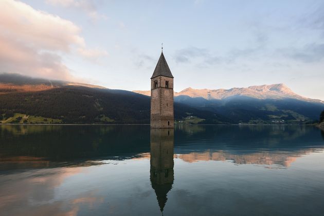 Le clocher de Curon, photographié ici en juillet 2020, était la seule partie émergée pendant toutes ces années. 