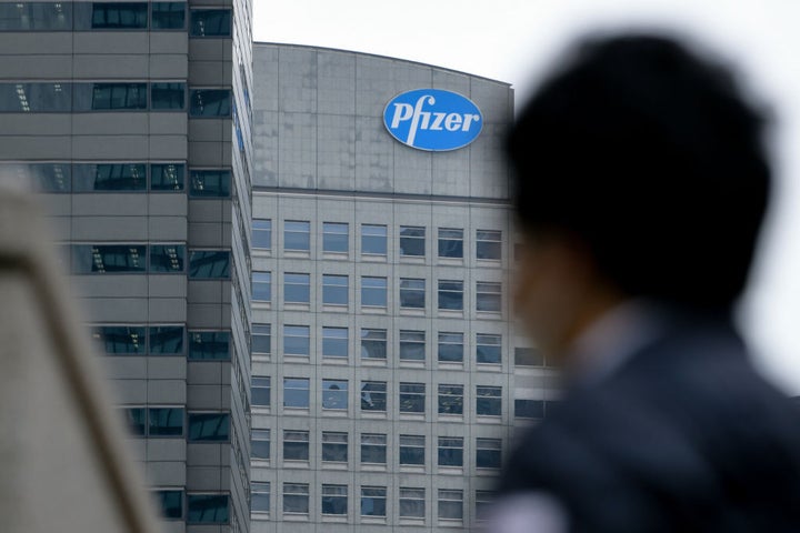 Logo de la farmacéutica Pfizer en un edificio de Tokio (Japón).