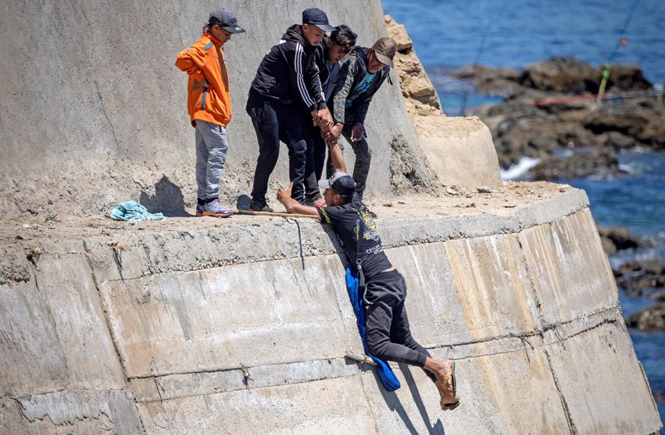 Μωρά και παιδιά δεμένα με μπουκάλια για να επιπλέουν, στη θάλασσα της