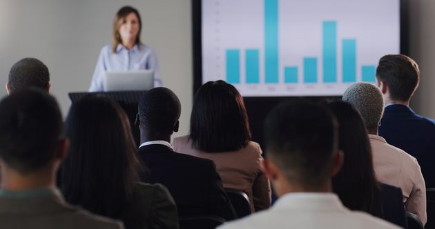 Le point culminant de ce qui s’est imposé comme un véritable handicap au quotidien, fut ma 1ère réunion de présentation au sein d’une grande structure publique dans laquelle je venais d’être recrutée. L’enjeu était important pour moi, et c’est sans doute cela qui a mis 