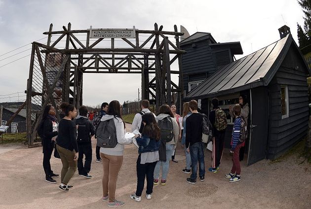Des élèves lors d'une visite scolaire, à l'intérieur du camp de concentration de la Seconde Guerre mondiale...