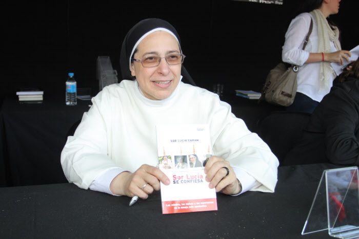 La monja Sor Lucía, durante una Feria del Libro.