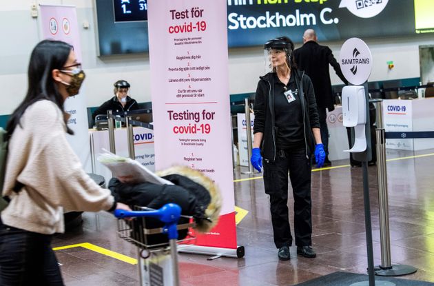 Comment seront remboursés les tests réalisés à l'étranger, comme ici à l'aéroport de Stockholm, capitale de la Suède? 