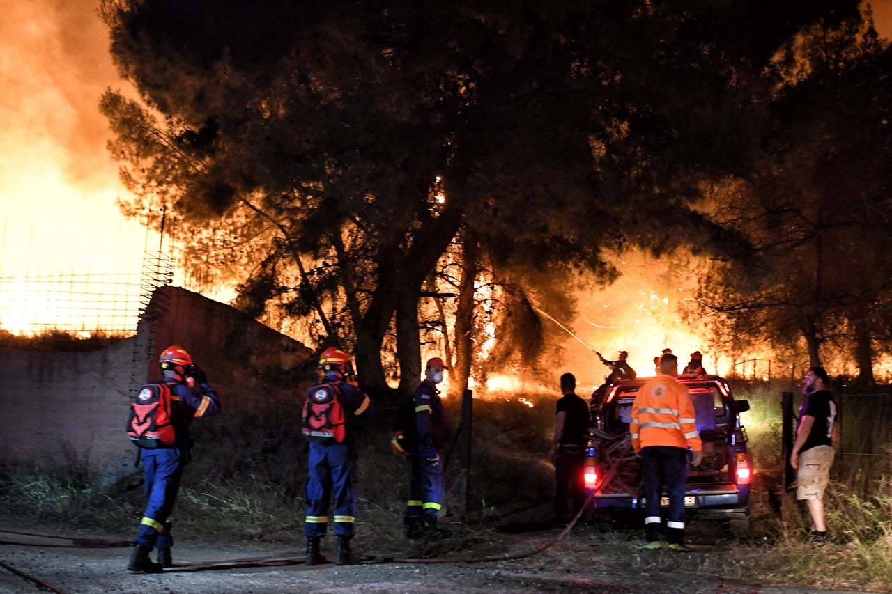 Ολονύχτια μάχη με τις φλόγες στον Σχίνο